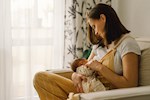 فوائد الرضاعة الطبيعية للطفل- حليب الثدي يحميه من هذا المرض
