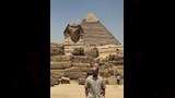 النجم العالمي جيسون ستاثام في جولة أمام سفح الأهرامات 