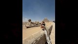 النجم العالمي جيسون ستاثام في جولة أمام سفح الأهرامات 