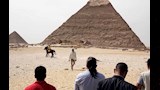مورجان فريمان أمام سفح الأهرامات