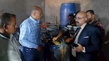 ضبط كميات كبيرة من المخللات الفاسدة  (1)