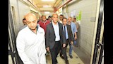 محافظ أسيوط يواصل جولاته الإنسانية بالمستشفيات في العيد.. هدايا وعيديات للمرضى ورسائل دعم للأطقم الطبية (16)