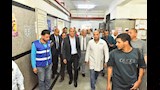 محافظ أسيوط يواصل جولاته الإنسانية بالمستشفيات في العيد.. هدايا وعيديات للمرضى ورسائل دعم للأطقم الطبية (18)