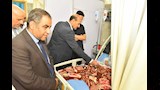 محافظ أسيوط يواصل جولاته الإنسانية بالمستشفيات في العيد.. هدايا وعيديات للمرضى ورسائل دعم للأطقم الطبية (20)