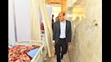 محافظ أسيوط يواصل جولاته الإنسانية بالمستشفيات في العيد.. هدايا وعيديات للمرضى ورسائل دعم للأطقم الطبية (22)