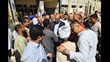 محافظ أسيوط يواصل جولاته الإنسانية بالمستشفيات في العيد.. هدايا وعيديات للمرضى ورسائل دعم للأطقم الطبية (25)