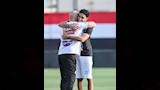 عناق بين عمر مرموش وحسام حسن
