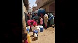 سكان قرية النصارية يطفون بالجراكن بحثاً عن المياه_3