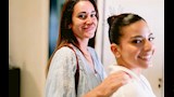 امنية خليل تقوم بتجهيز شقيقتها قبل حفل الزفاف