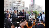 المحافظ يوزع الهدايا