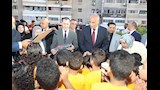أثناء توزيع المحافظ الهدايا على الأيتام