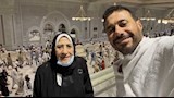 بالصور.. أحمد السعدني يؤدي مناسك الحج بصحبة والدته