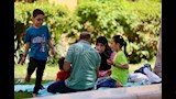 حديقة الأزهر تحتضن آلاف الزوار احتفالا بأول أيام عيد الأضحى (3)