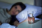 هل تعتاد على شرب الماء قبل النوم؟.. هذا ما يفعله بجسمك 