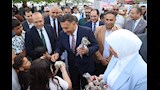 محافظ القليوبية يشارك المواطنين فرحة العيد بكورنيش بنها ويوزع الورود والهدايا- صور