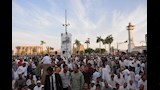 الآلاف يؤدون صلاة العيد في ساحة ابوالحجاج