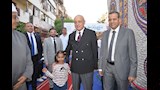 محافظ الأقصر وأحد الأطفال