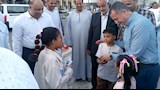 بمناسبة العيد.. محافظ أسوان يوزع كروت تهنئة السيسى والعيدية على الأطفال- صور