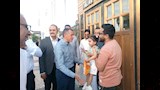 محافظ أسوان يوزع هدايا وعيديات على الأطفال