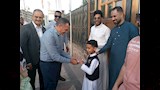 محافظ أسوان يوزع هدايا وعيديات على الأطفال