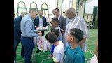محافظ أسوان يوزع هدايا وعيديات على الأطفال