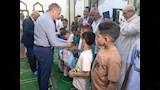 المحافظ يوزع هدايا للأطفال بمناسبة عيد الأضحى