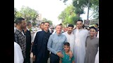 محافظ أسوان فى صورة تذكارية مع المواطنين