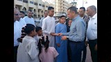 محافظ أسوان يوزع عيديات للأطفال
