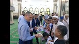 محافظ أسوان يوزع هدايا على الأطفال