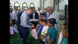 محافظ أسوان يوزع هدايا للأطفال بالمسجد