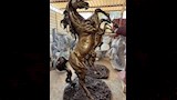 صاحب مجسم الغوريلا الحمراء