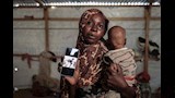 صفاء زكريا (29 عاما) لاجئة سودانية من الفاشر في مخيم تين شرق تشاد تحمل هاتفا فيه مقطع فيديو عرضه عليها مراسل من رويترز تعرفت فيه على العميد في ق