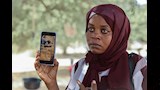 تشير منى محمد (33 عاما)، وهي لاجئة سودانية فرت من الفاشر إلى مخيم للاجئين بمحافظة وادي فيرا شرق تشاد، خلال مقابلة مع رويترز إلى مقطع فيديو يظهر 