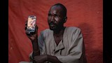 محمد آدم (38 عاما)، لاجئ سوداني من الفاشر يعرض مقطع فيديو لجثة زوجته خلال مقابلة مع رويترز