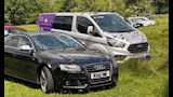 فيديو وصور.. فلاح إنجليزي يلطخ السيارات الفاخرة بمخلفات البهائم 