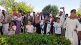 زوار الحديقة يستمتعون بالعروض الفنية