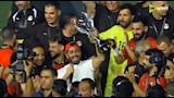 احتفال تامر حسني مع لاعبي المنتخب