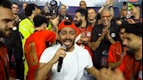تامر حسني يغني مع اللاعبين