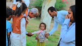 تسليم هدية لحفلة صغيرة بمناسبة عيد الأضحى