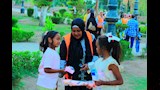 توزيع هدايا للأطفال بالحدائق