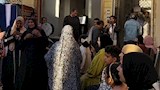 تحمع نسوة القرية مع انتهاء تجهيز المركز