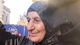 أثناء استقبال السيدة للضيوف