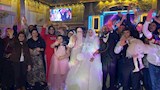 خلال الالتقاط مع العروسين