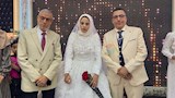 خلال التقاط الصور مع العروسين