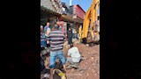 عمال شركة المياه أثناء الإصلاح