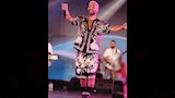   يواصل الفنان أحمد سعد إثارة الجدل ليس فقط بأغانيه، ولكن أيضًا باختياراته الجريئة في الأزياء