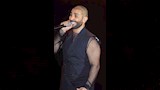 أحمد سعد بـ توب غريب باللون الأسود