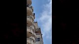قاوم رجال الإنقاذ.. إنزال شاب يعاني اضطرابات نفسية من الطابق الـ12 بالإسكندرية (3)_3