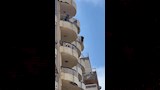 قاوم رجال الإنقاذ.. إنزال شاب يعاني اضطرابات نفسية من الطابق الـ12 بالإسكندرية (2)_2