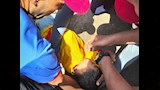 الطفل لحظة إنقاذه